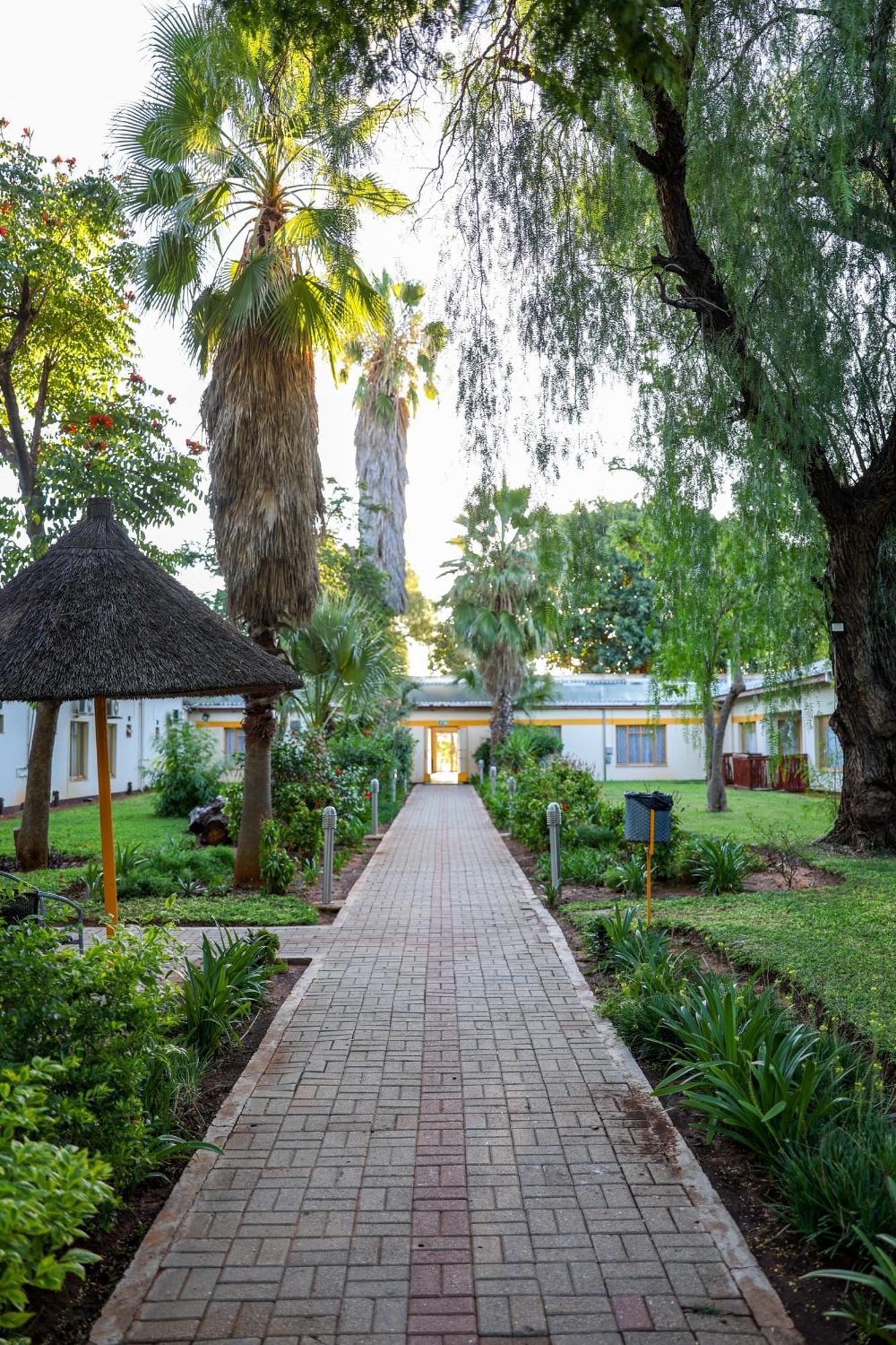 Cresta Botsalo Hotel Palapye Exteriör bild